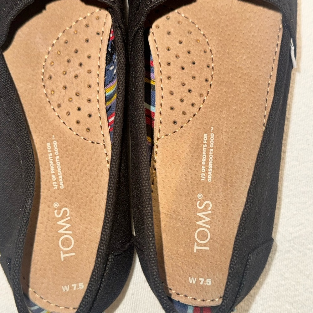 Toms Women's Black Canvas Flats - Picture 13 of 13